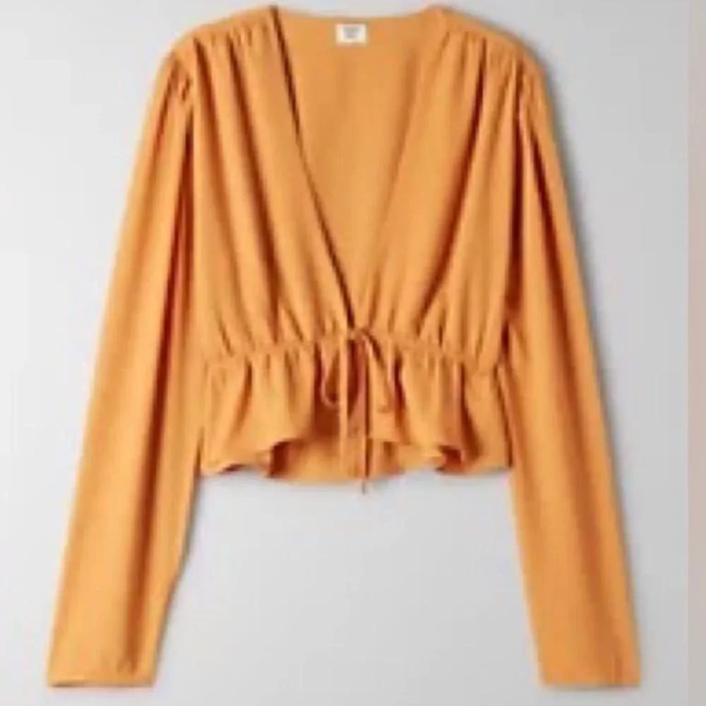 Aritzia Sunday Best cropped tie-front blouse in an orange/mustard color size XXS